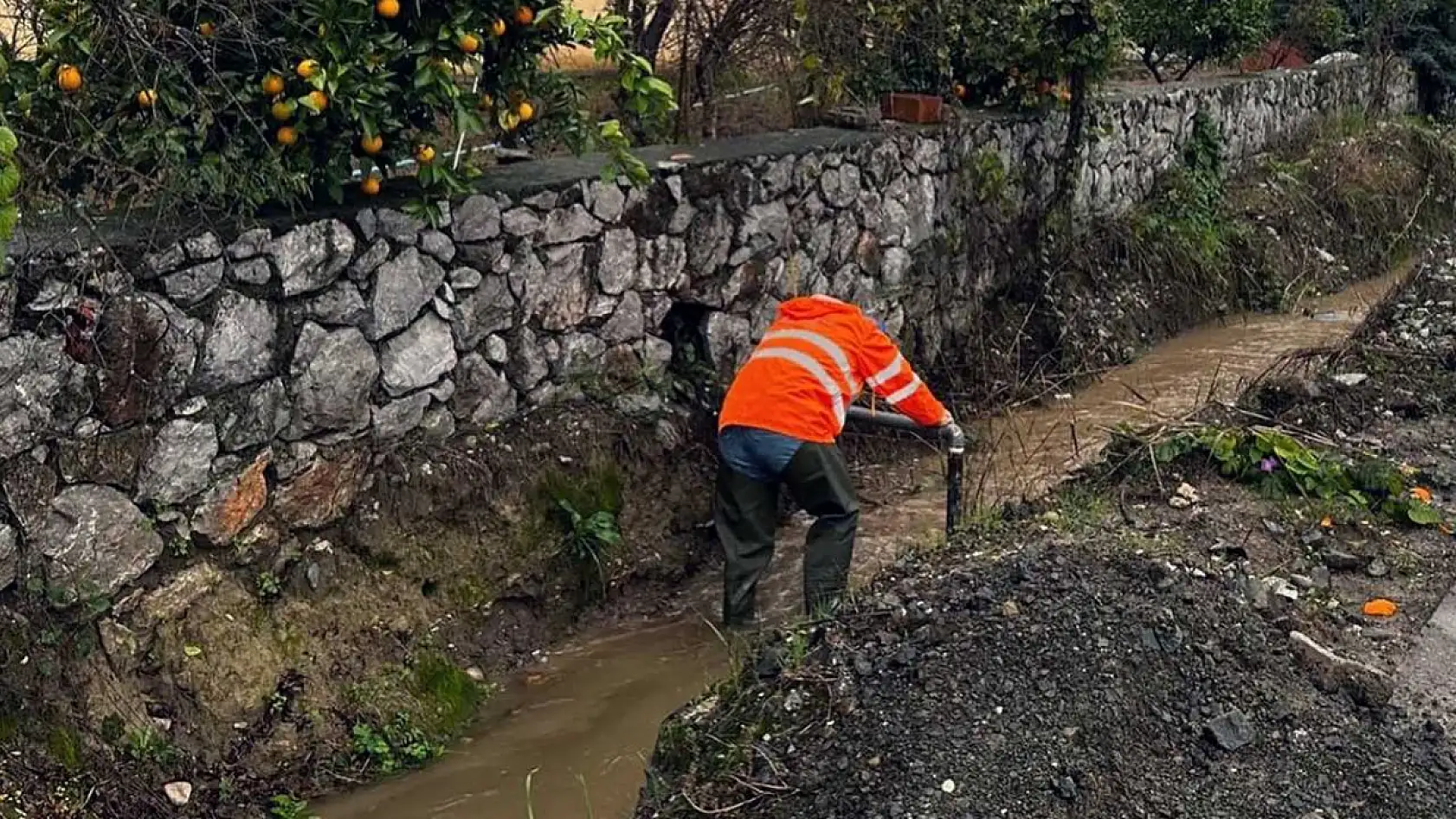 MUSKİ ekipleri 24 saat yağmur mesaisinde