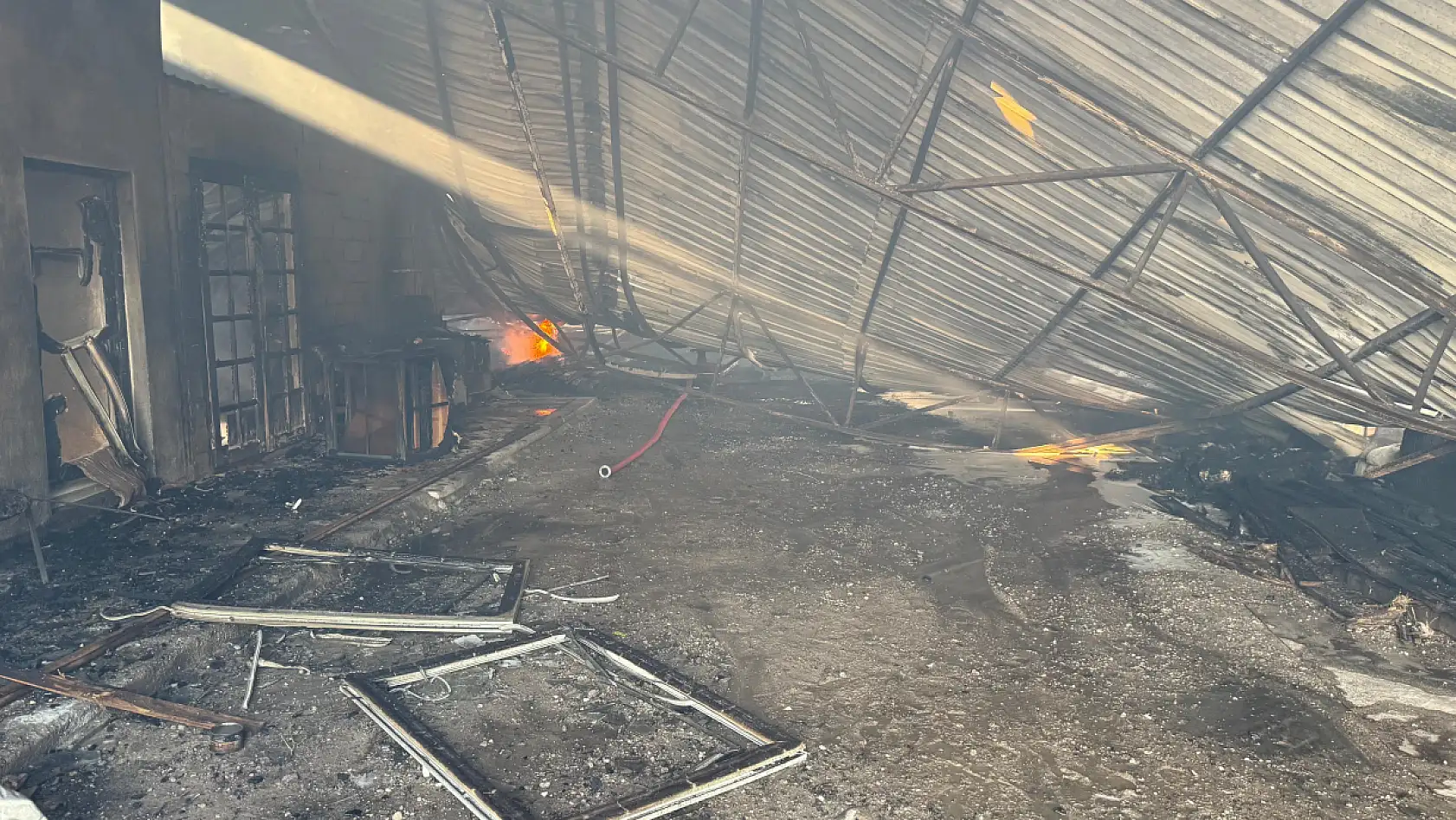 Seydikemer'de kereste deposundaki yangın kontrol altına alındı