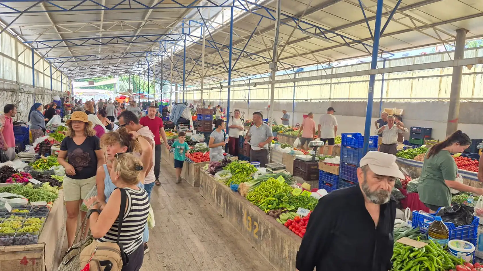 Fethiye Cuma Pazarı'nda Kendi Ürettiği Muzu Özel Yöntemlerle Sarartıyor
