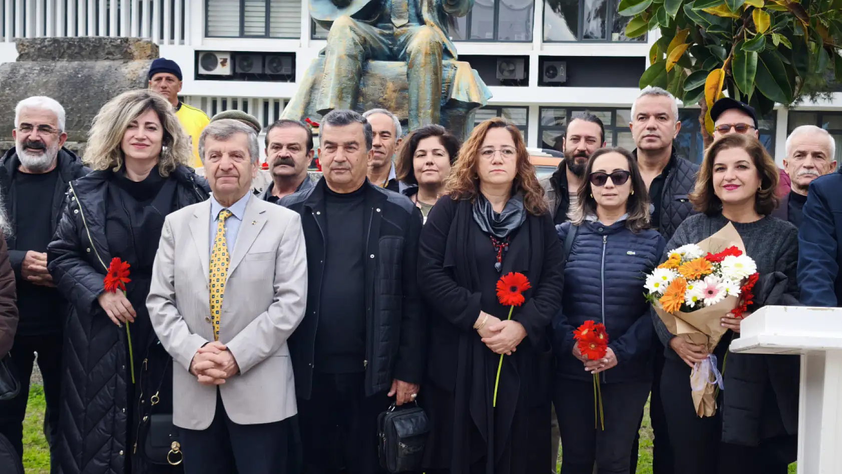 Fethiyeli TRT Sanatçısı Hamdi Özbay, Anıtı Başında Anıldı