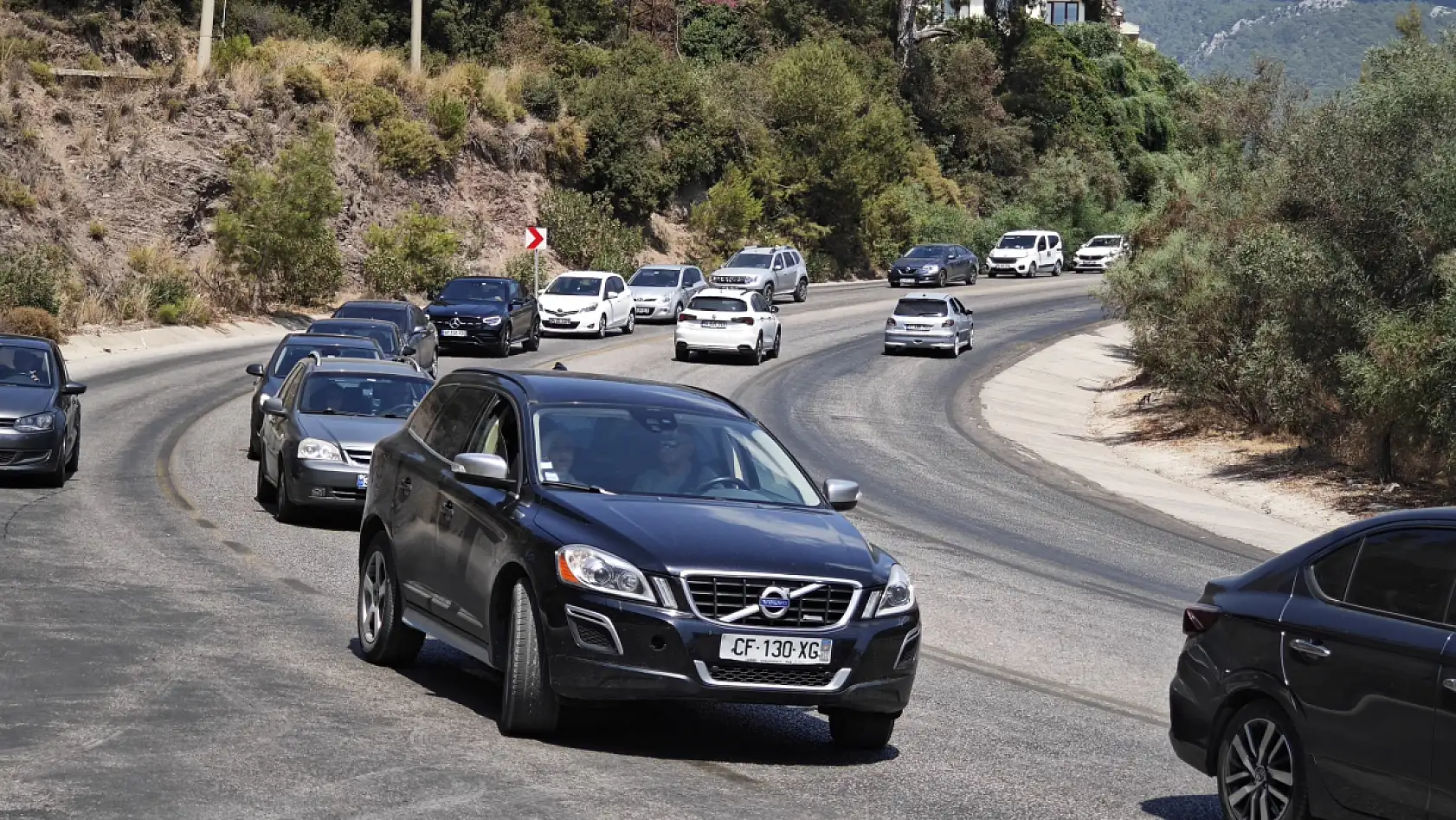 Ölüdeniz'de Trafik Yoğunluğu Tatilciler Uzun Araç Kuyruklarıyla Karşılaştı