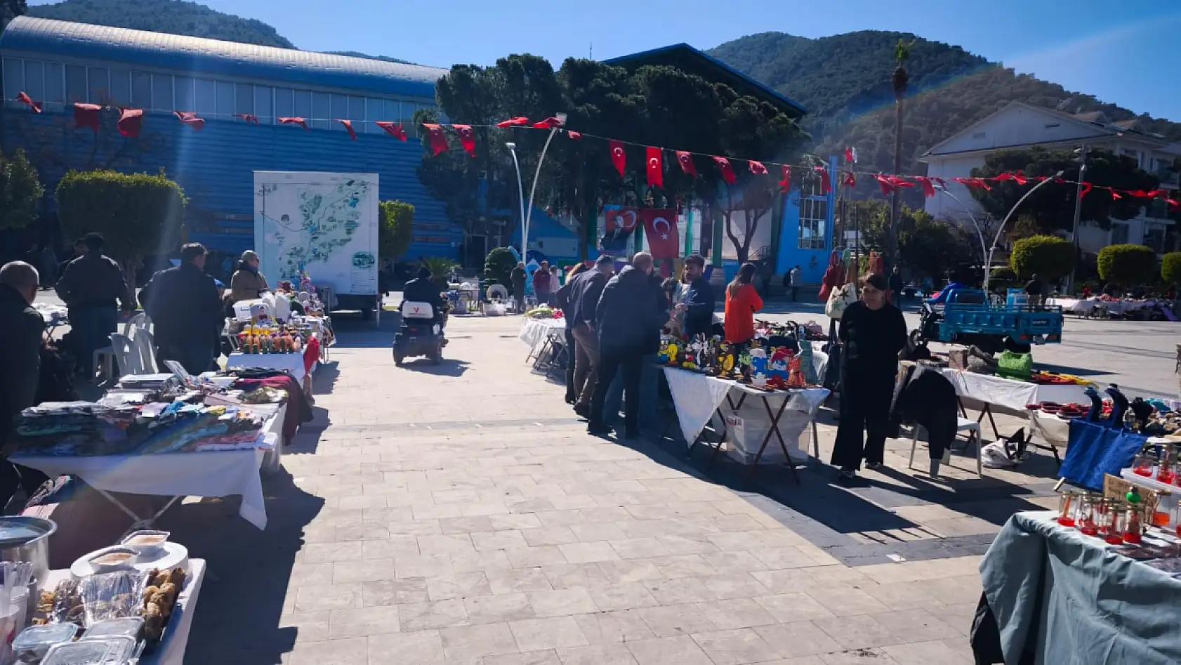Fethiye'de Sevgililer Günü öncesi kermes: Başkan Karaca ziyaret etti