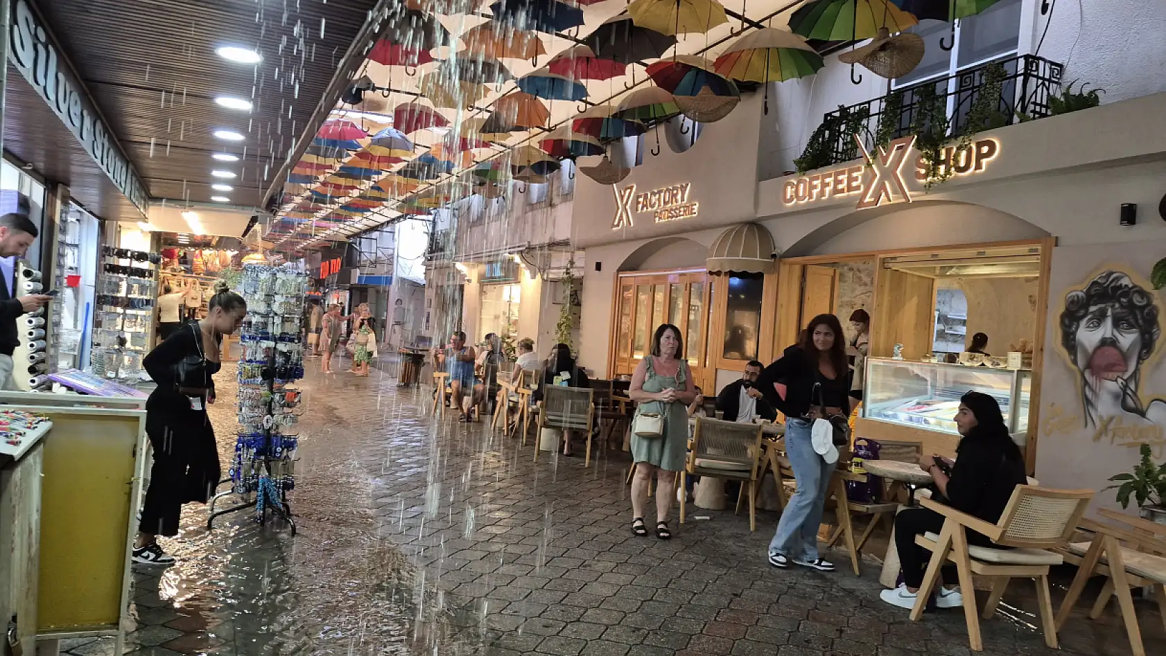 Fethiye'de sağanak yağış etkili oluyor