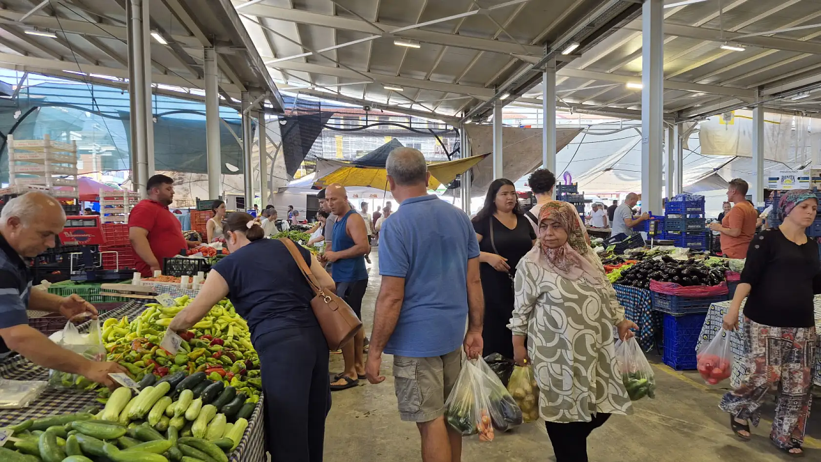 Fethiye Cumartesi Pazarı'nda Akşam Saatlerinde de Hareket Devam Ediyor