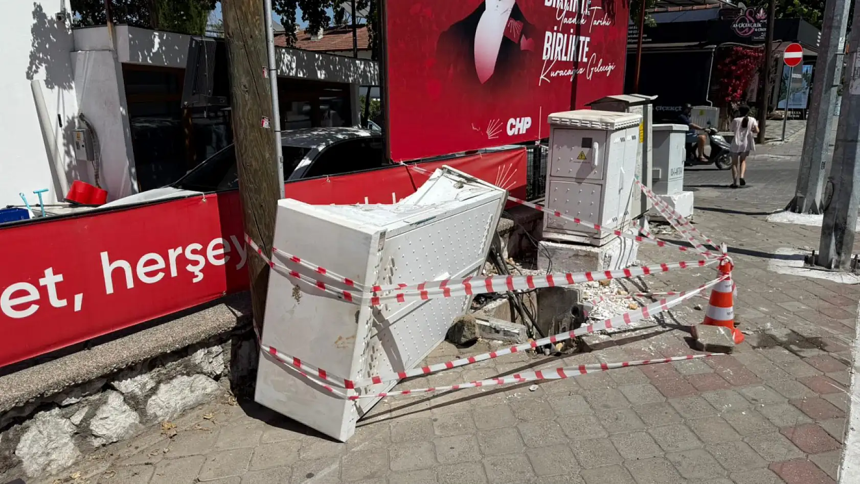 Fethiye'de Trafik Kazası: Otomobil Trafoya Çarptı