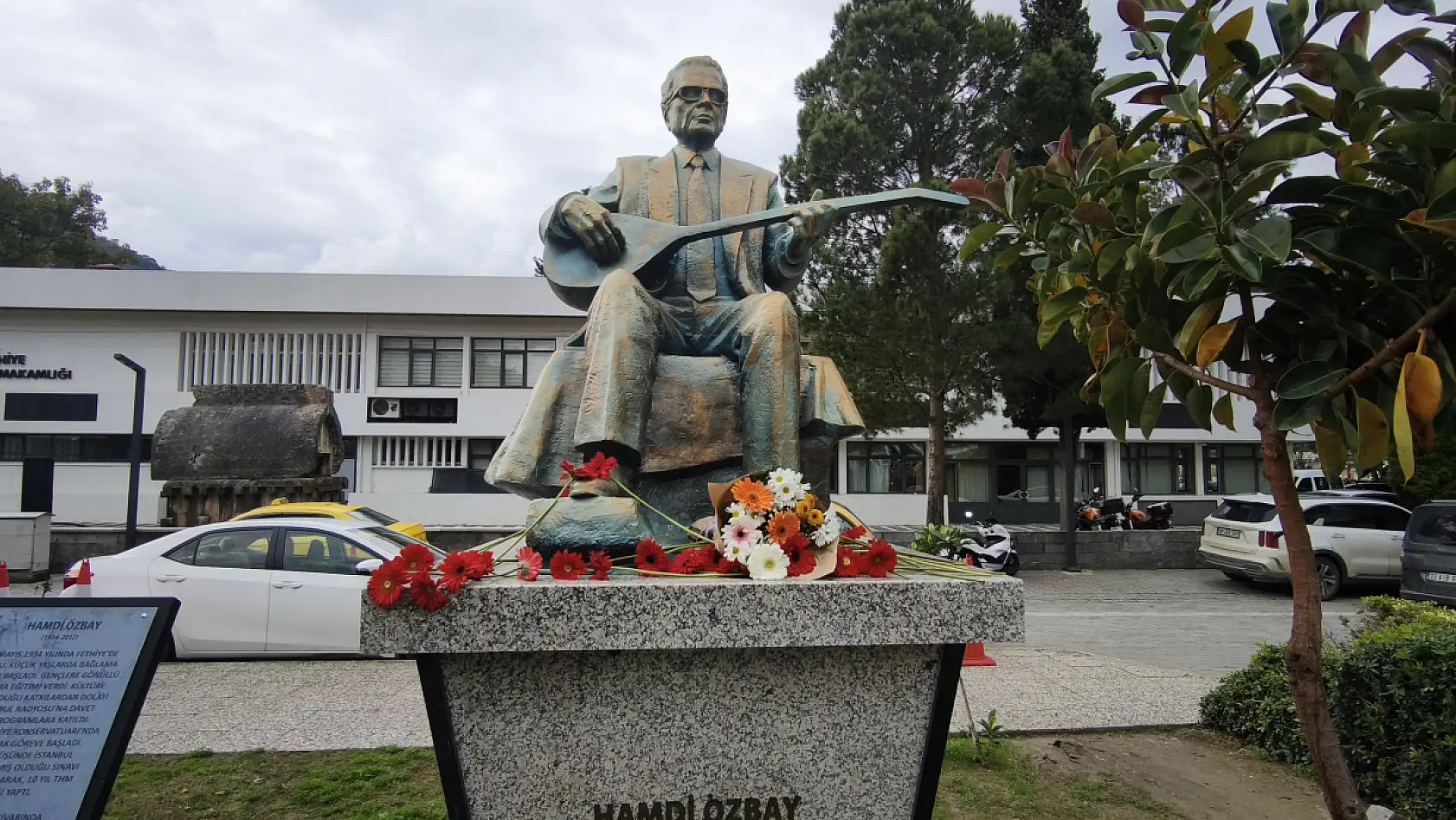 Fethiyeli TRT Sanatçısı Hamdi Özbay, Anıtı Başında Anıldı