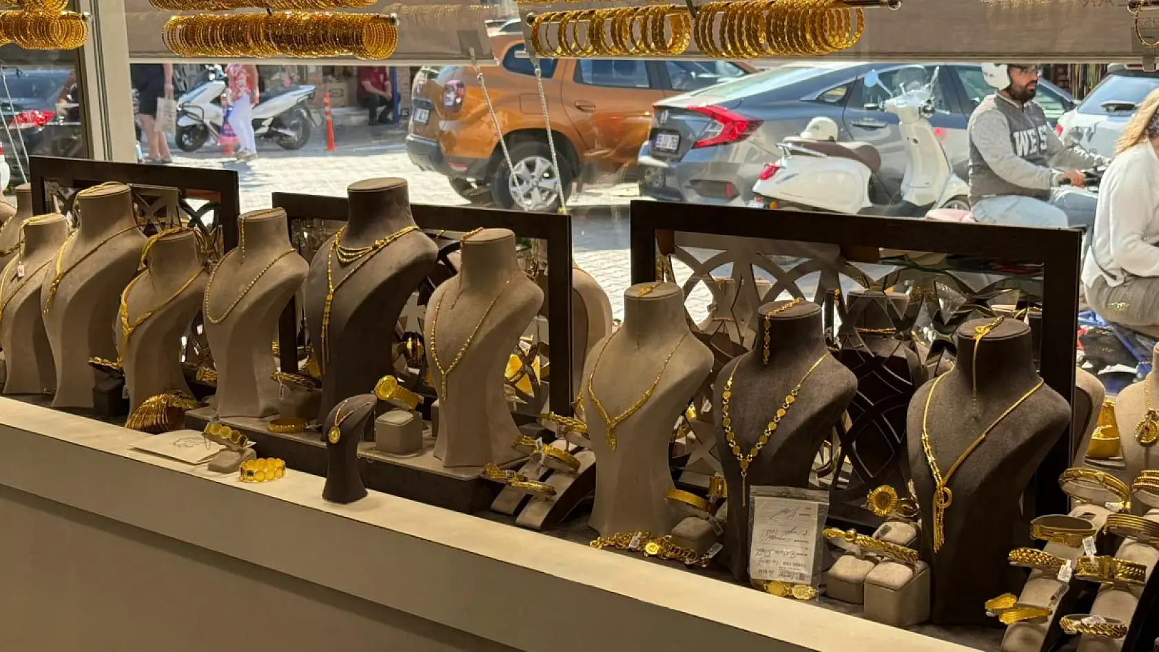 Altın rekor tazeledi: Fethiye'de kuyumcularda yoğunluk arttı