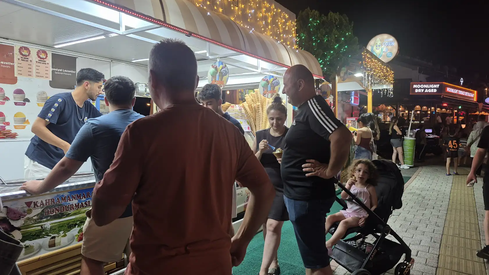 Fethiye Hisarönü'nde Dondurma Satışları Hareketlendi: Topu 100 Lira