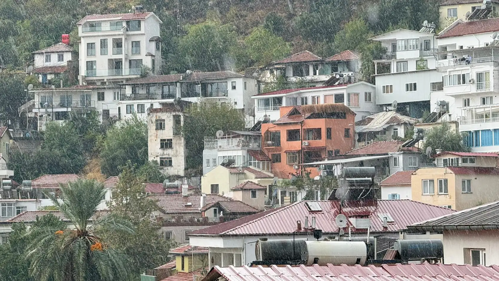 Fethiye'de Şiddetli Yağış Sürüyor, Sahilde Trafik Oluştu