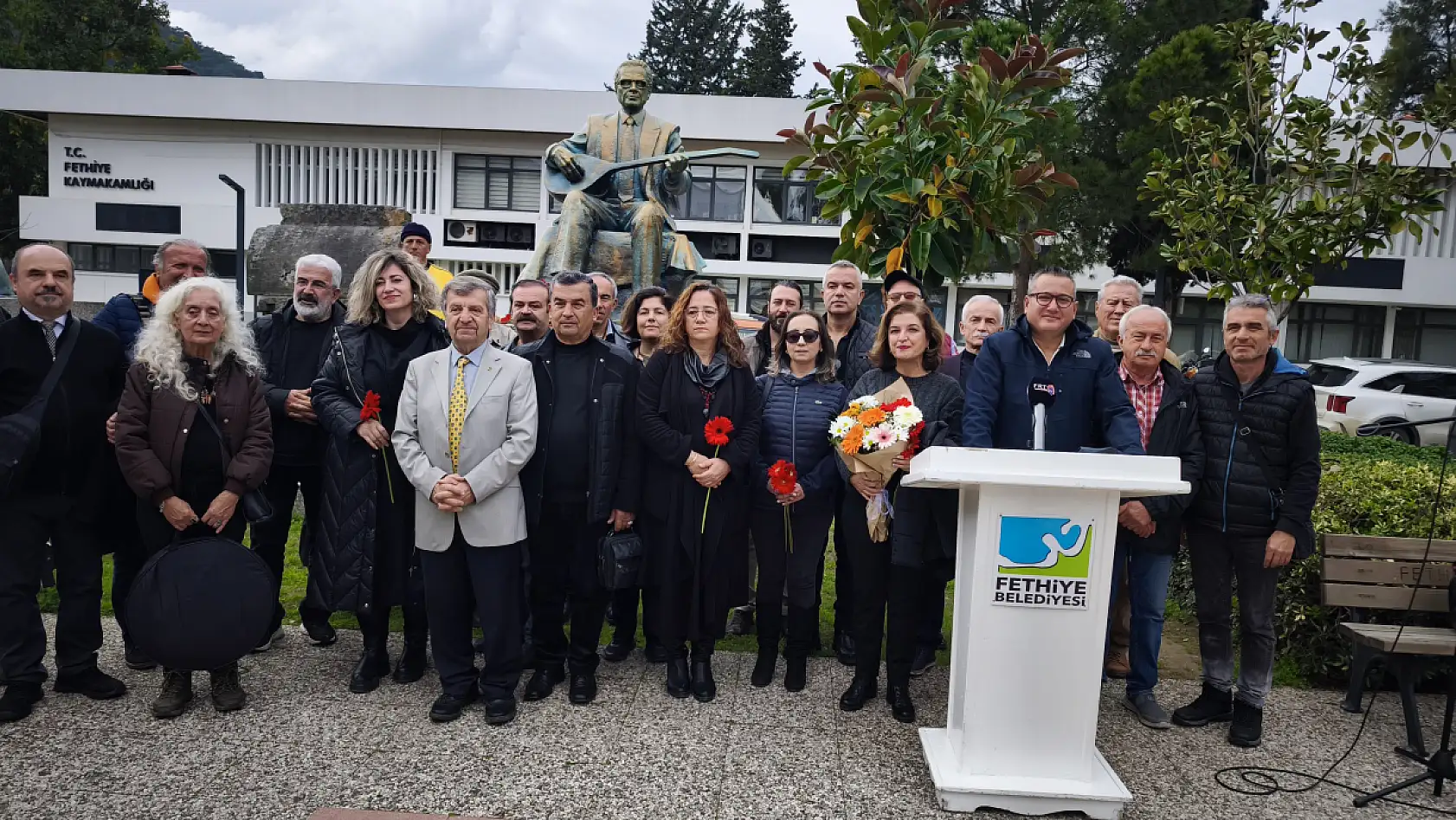 Fethiyeli TRT Sanatçısı Hamdi Özbay, Anıtı Başında Anıldı