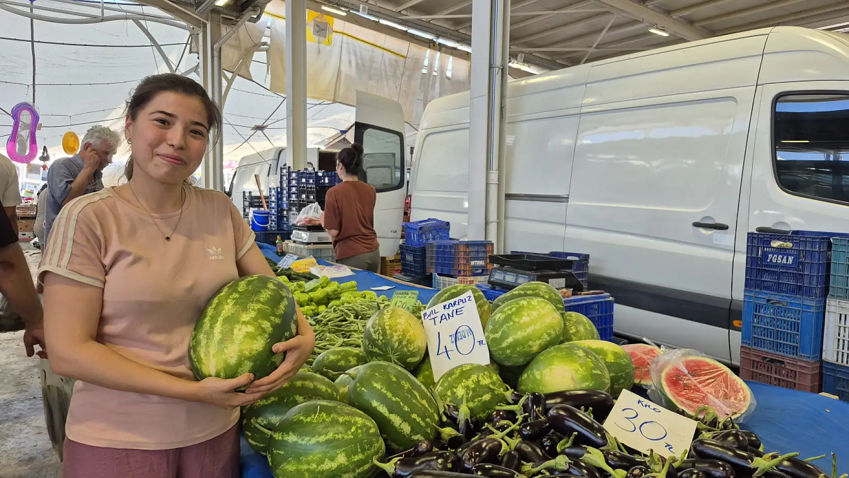 Fethiye'de Pazarcı Kadınlardan Güçlü Mesaj: 'Yük de Taşırız, Hayat da!'