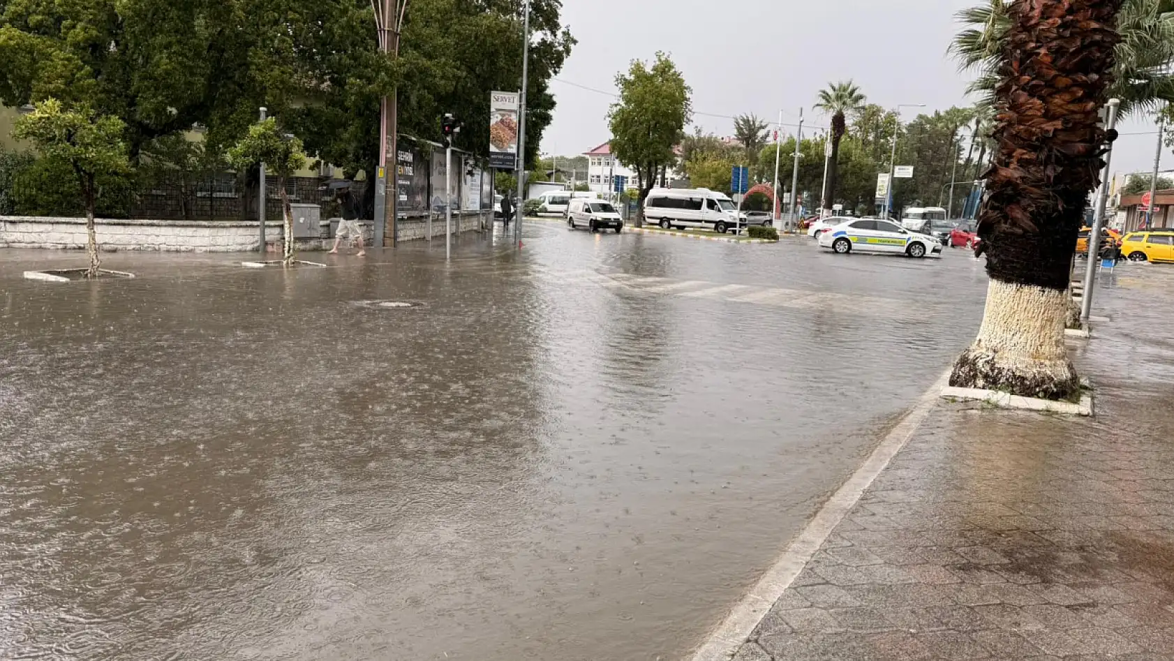Fethiye'de Atatürk Caddesi yoğun yağıştan dolayı trafiğe kapatıldı