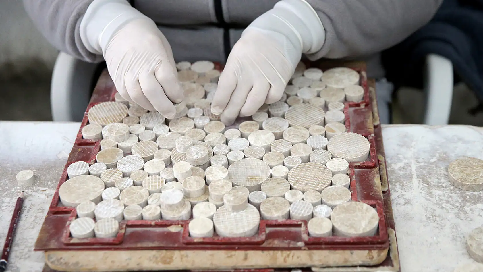 Muğla'da kadınlar ekmeklerini mermerden çıkartıyor