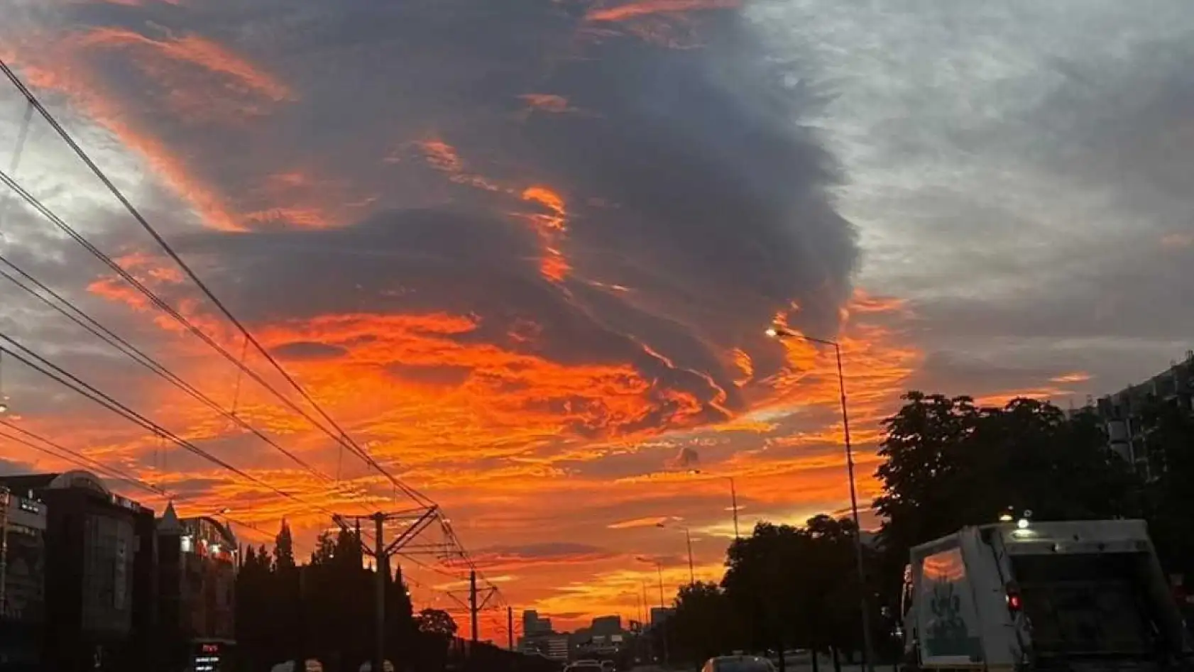 Gökyüzünü kaplayan ilginç bulut dikkat çekti