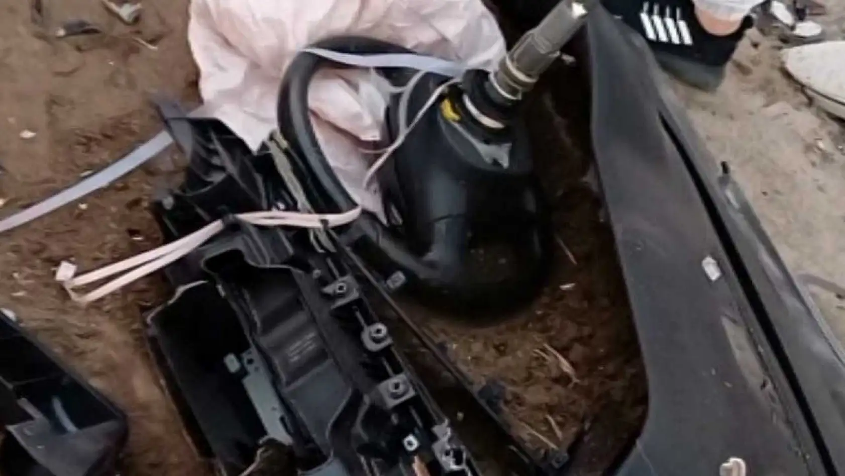 İşe gitmek isterken ölümden döndü: Otomobil parçalandı, sürücü fırlayıp altına sıkıştı