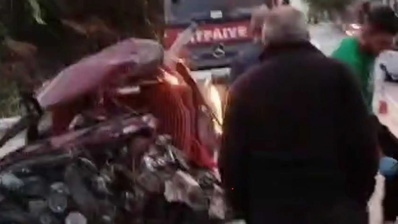Direğe çarparak hurdaya dönen Fiat Tofaş'ın sürücüsü ağır yaralandı