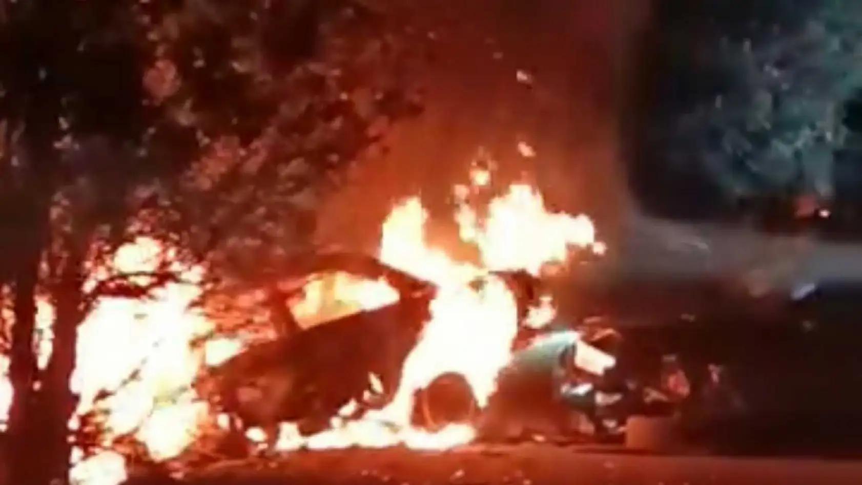 Korkunç kaza: Araç alev aldı, yangın ormana sıçradı