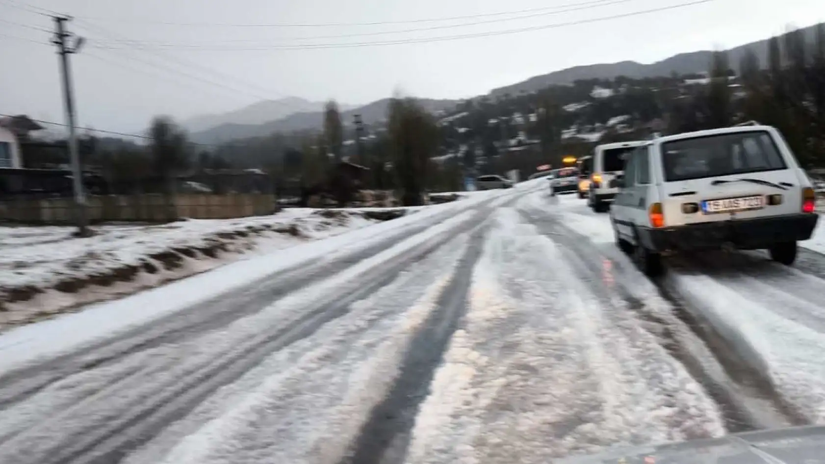 Seydikemer'in Yayla Karaçulha Mahallesi'nde dolu yağışı: Ortalık beyaza büründü