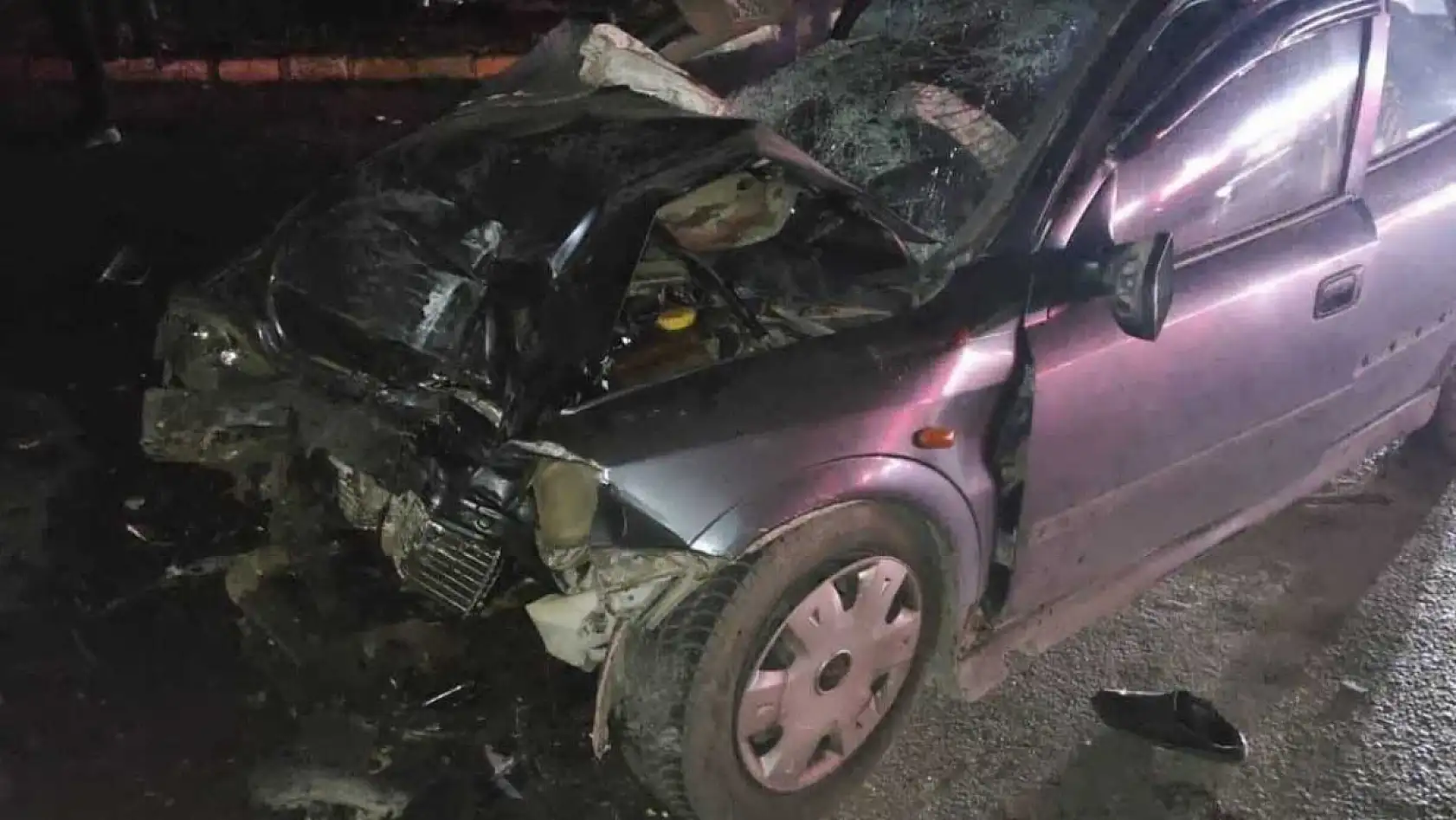 Otobüsle otomobil çarpıştı: 1 ölü, 3 yaralı