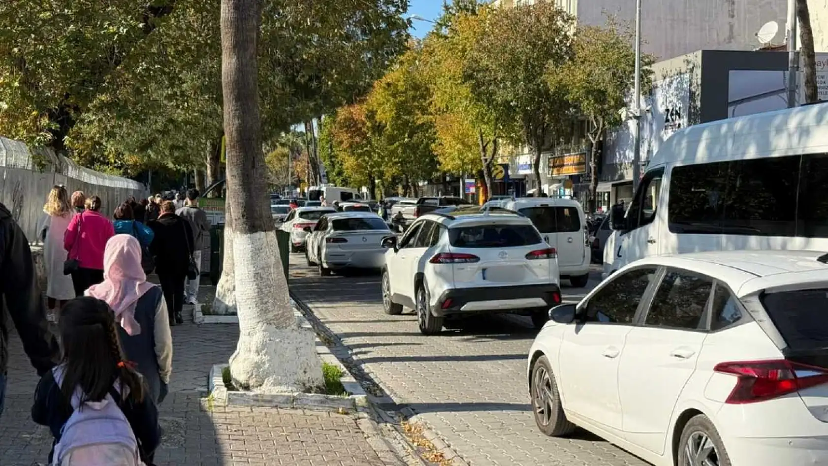 Fethiye Atatürk Caddesi'nde çift sıra park sorunu trafiği felç ediyor