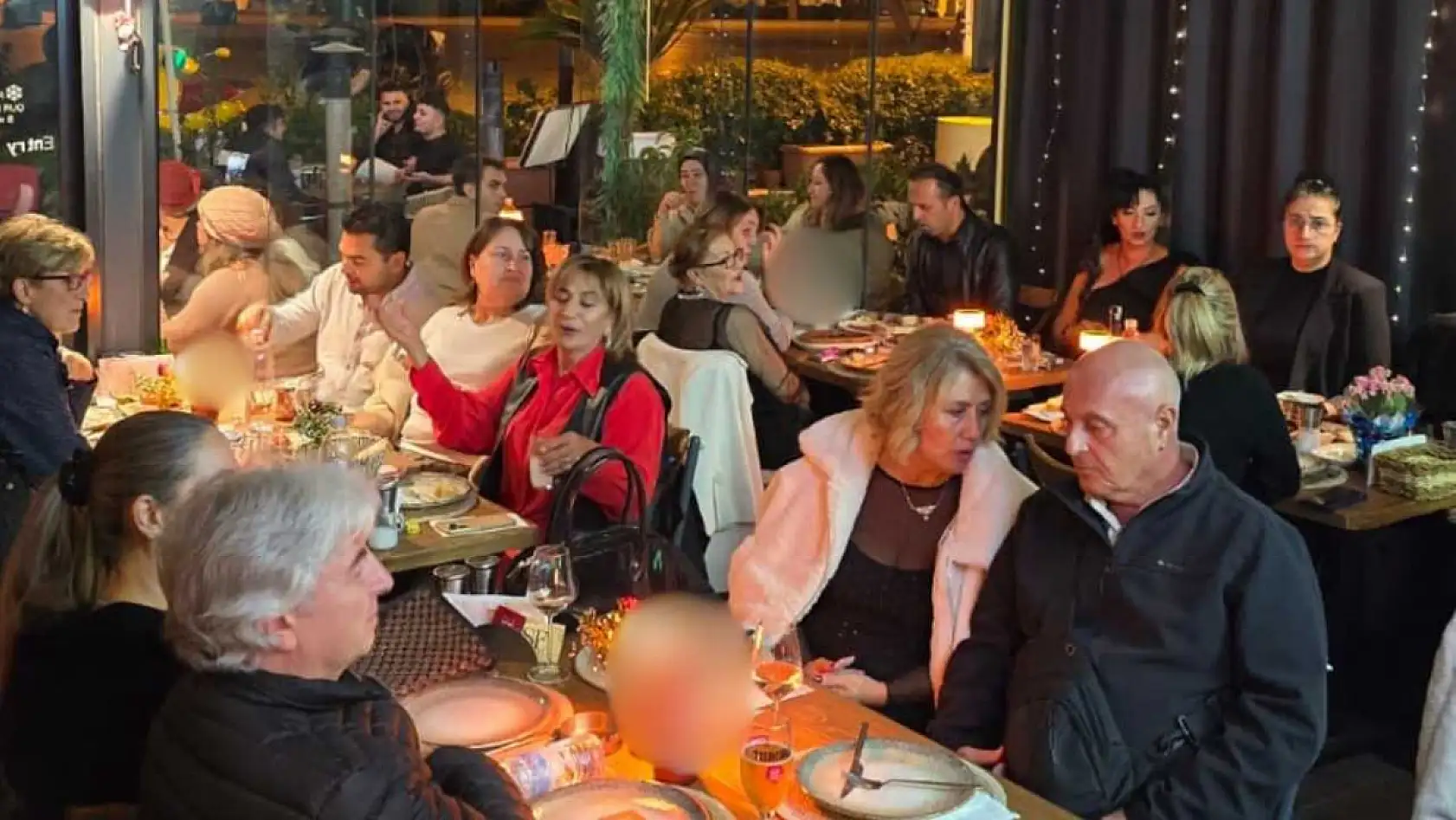 Fethiye'de sanat gecesi sürprizle taçlandı: Selin Köktener'e doğum günü kutlaması