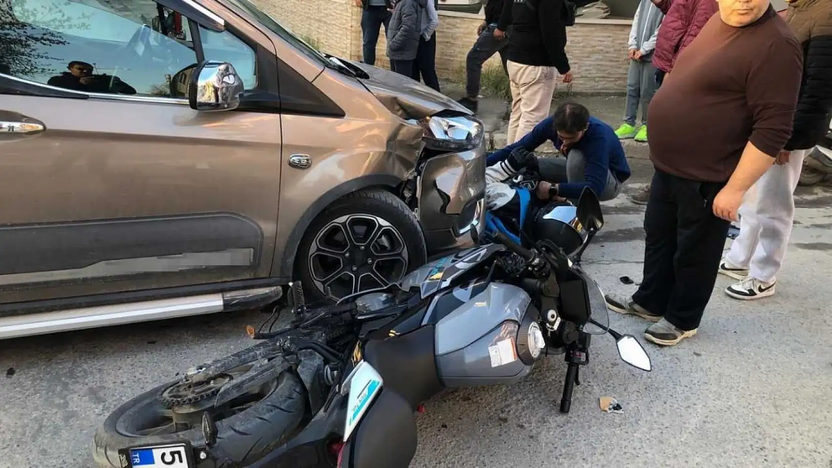 Milas'ta ticari araç ile çarpışan motosiklet sürücüsü yaralandı