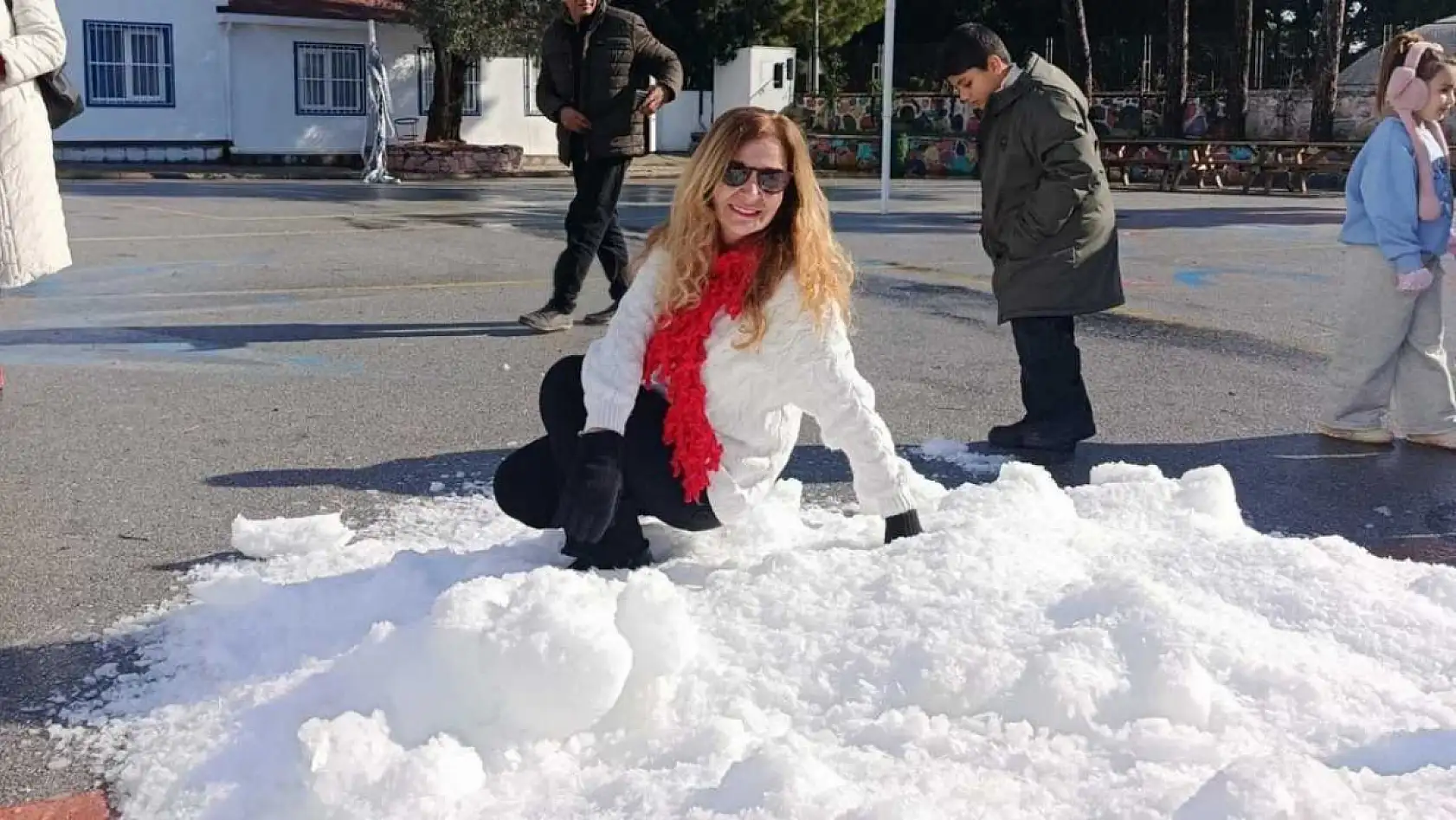 Bodrum'da öğrencilere yapay kar sürprizi