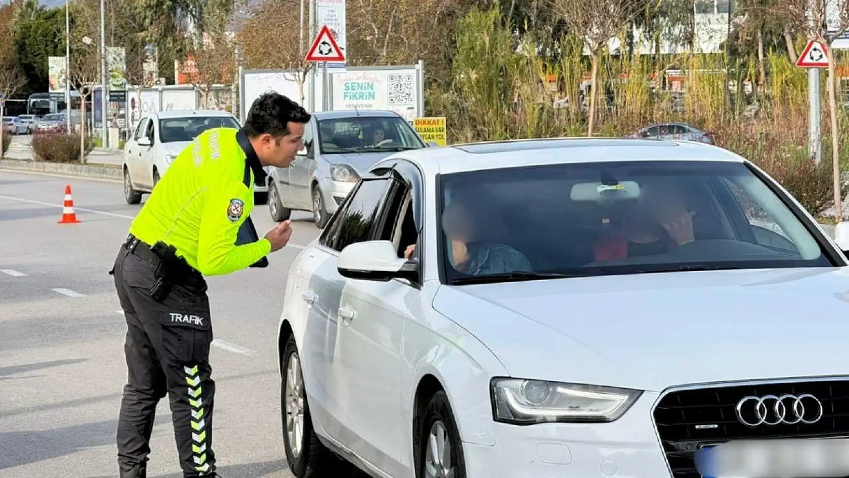Fethiye'de Şehit Fethibey Parkı önünde motosiklet ve araçlara polis uygulaması