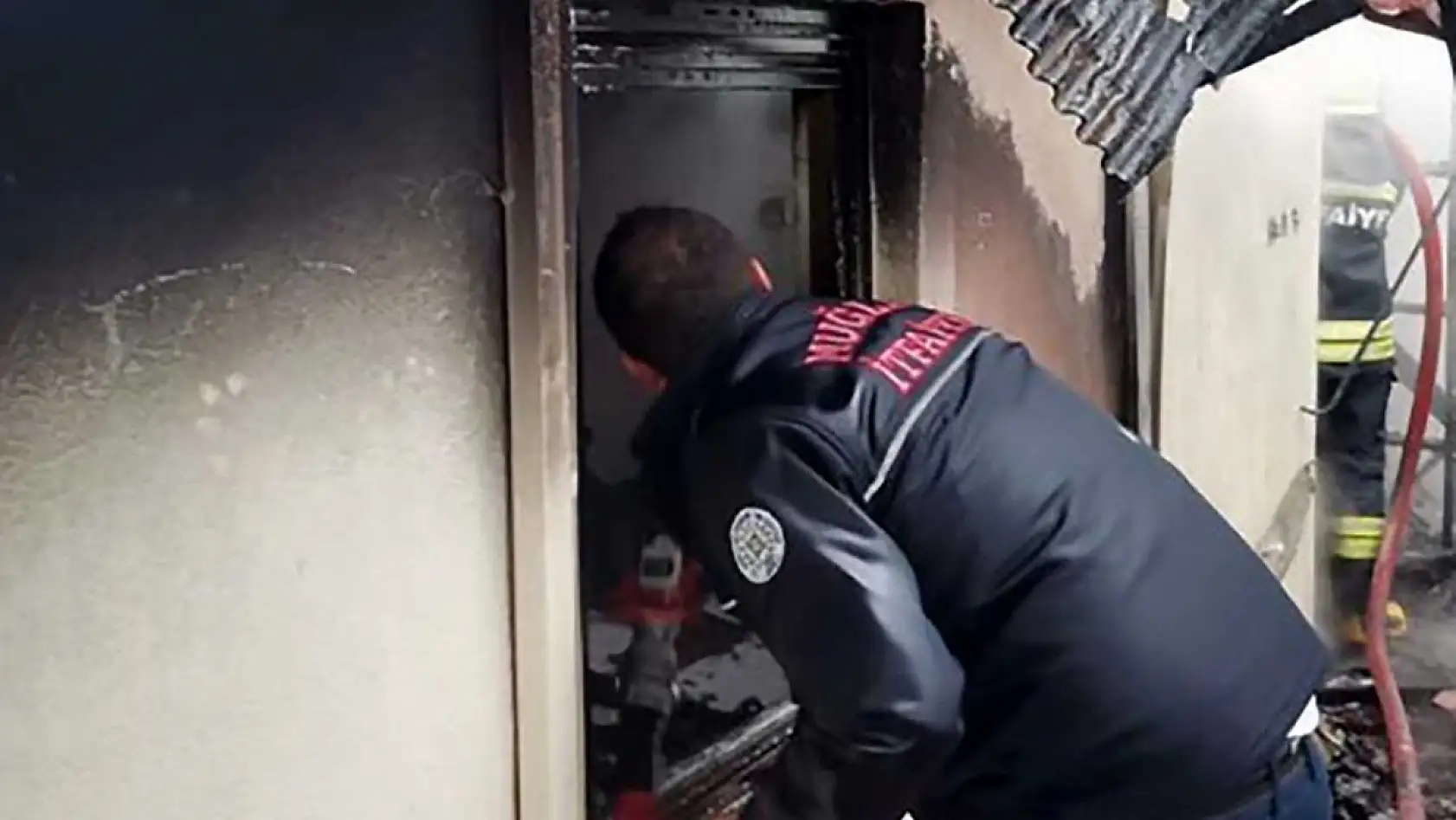 Köyceğiz'de çatıda başlayan yangında ev tamamen yandı