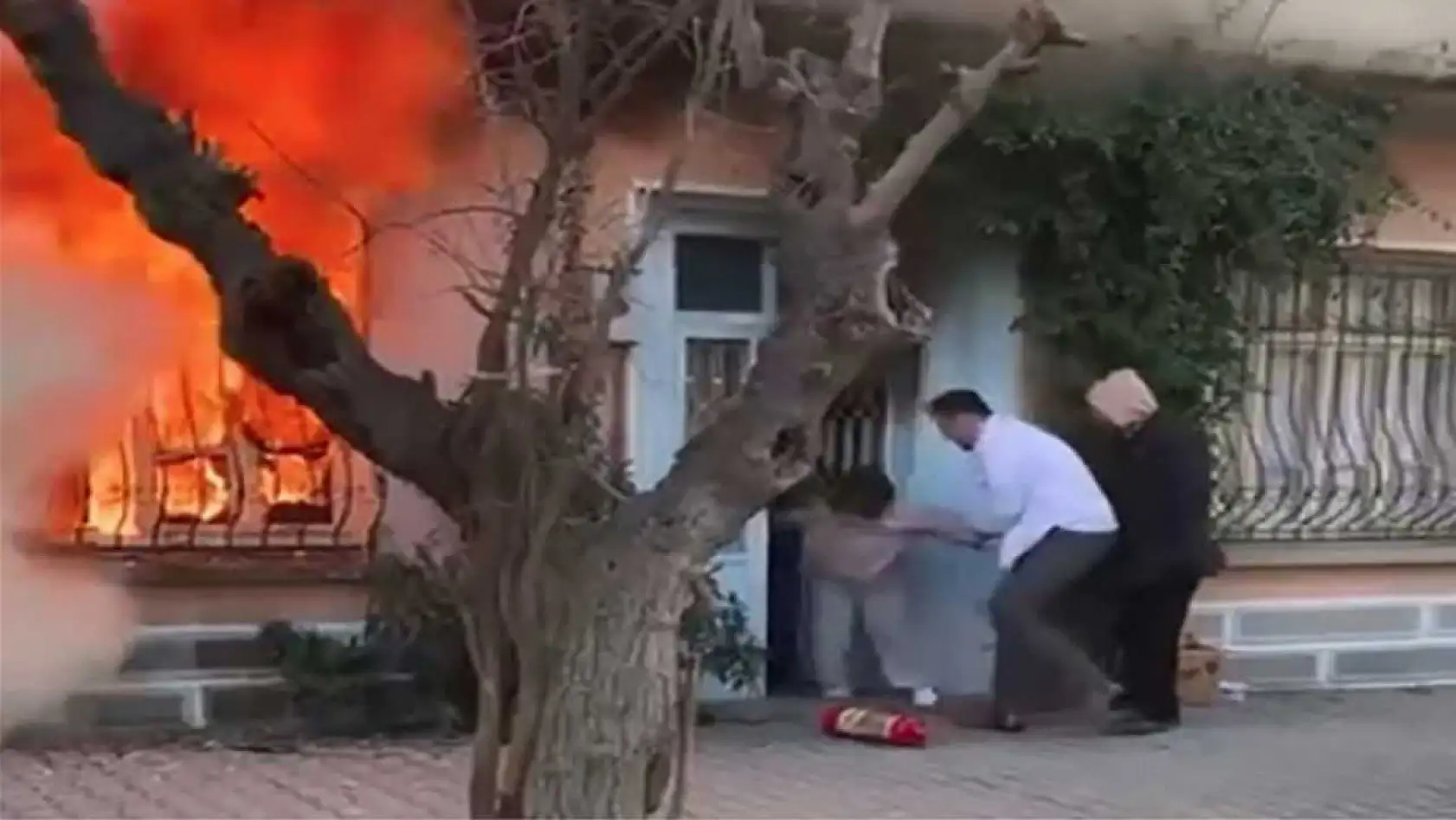 Kedisini kurtarmak için alevlerin içine daldı komşuları güçlükle dışarı çıkardı