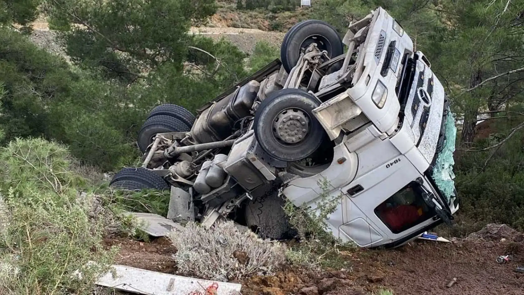 Datça'da virajı alamayan tır devrildi: 1 yaralı