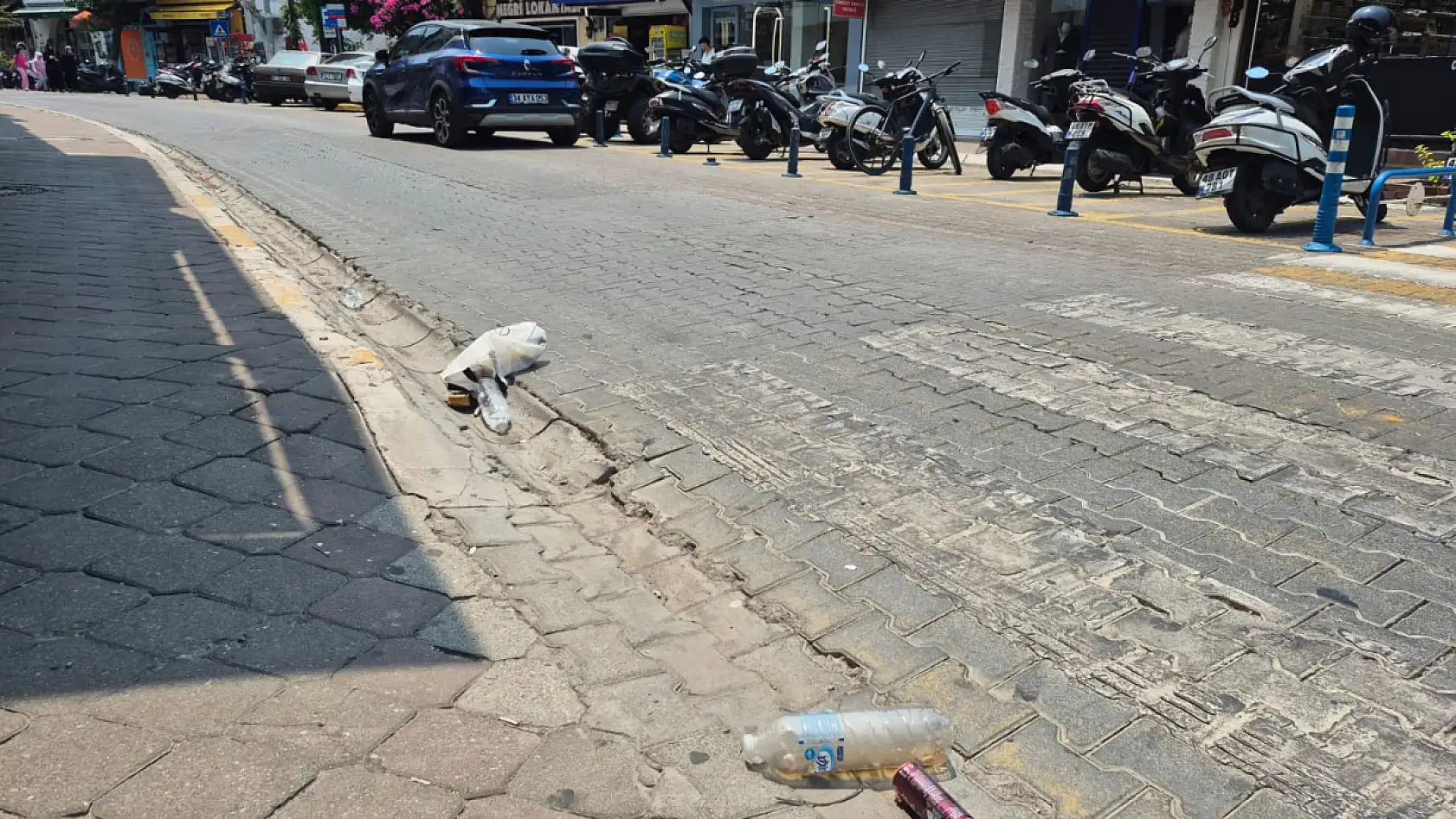 Fethiye'de yola atılan çöpler dikkat çekti