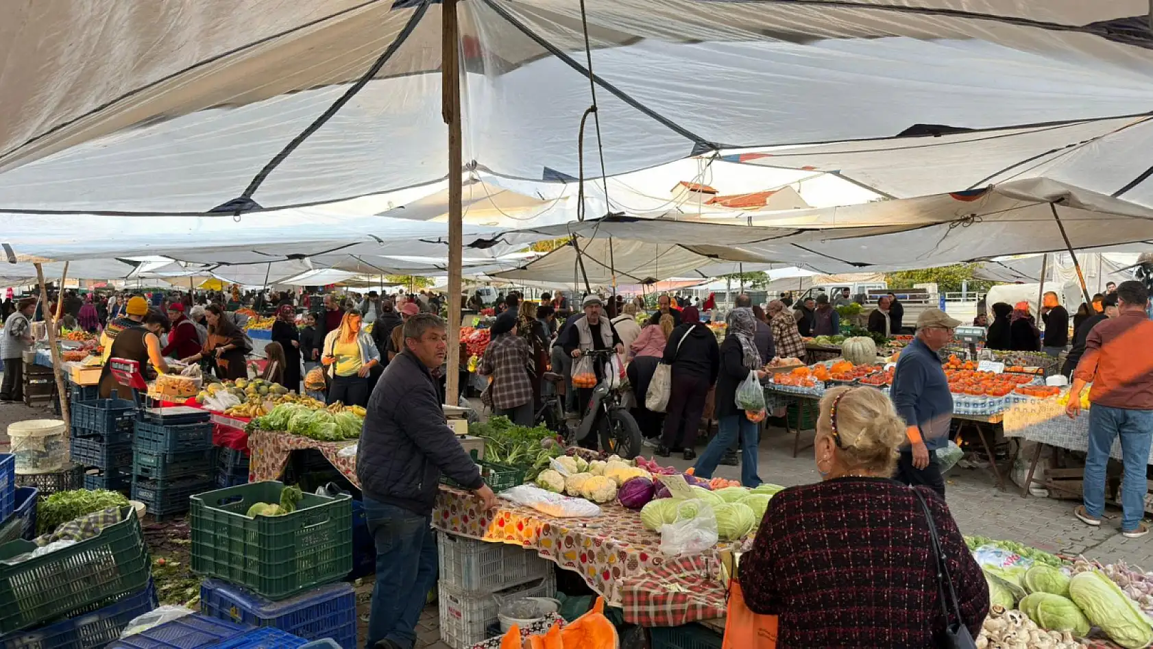 Fethiye Pazar Pazarı'nda akşam hareketliliği