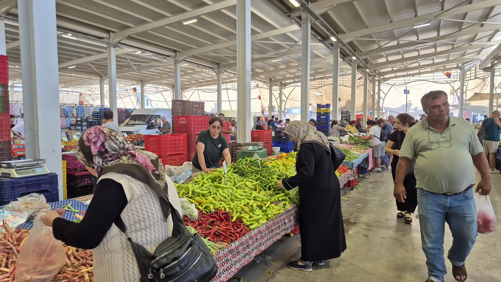 Fethiye Cumartesi Pazarı'nda Akşam Saatlerinde de Hareket Devam Ediyor