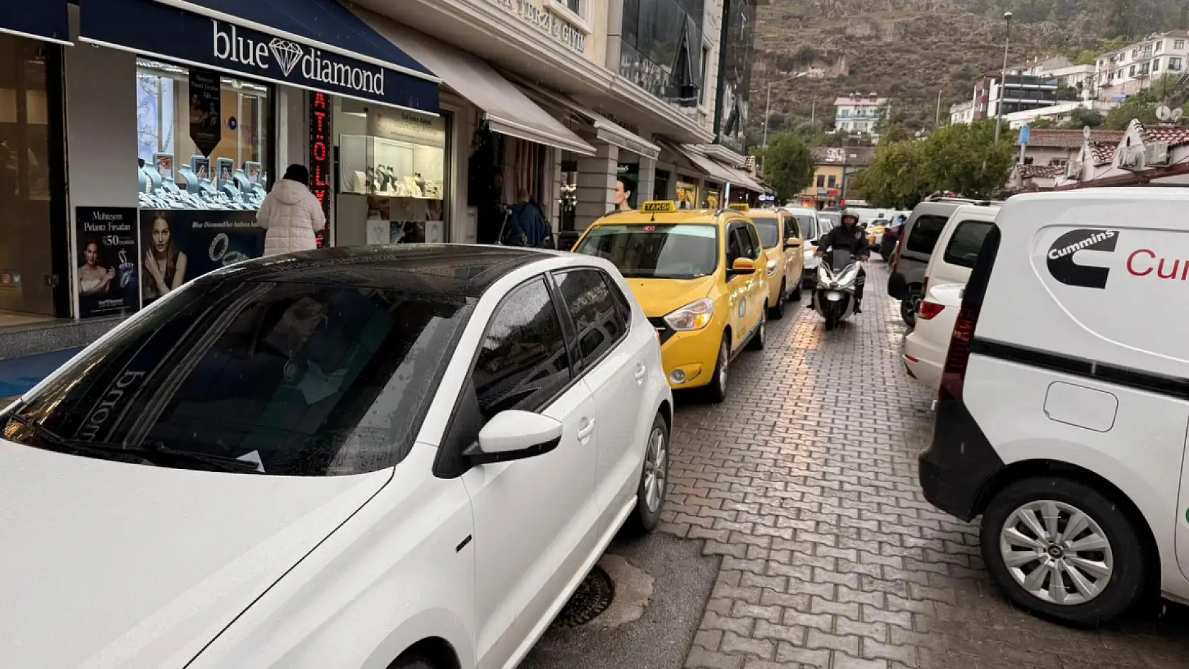 Fethiye'de Sağanak Yağışla Beraber Trafik ve Şemsiyeli Sokak'ta Yoğunluk