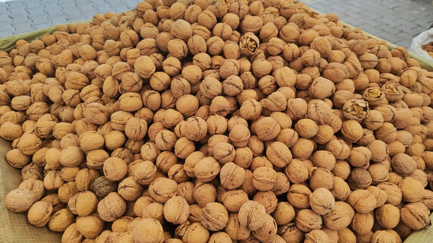 Üretici Pazarında Cevizin Faydası da Çok Alıcısı da