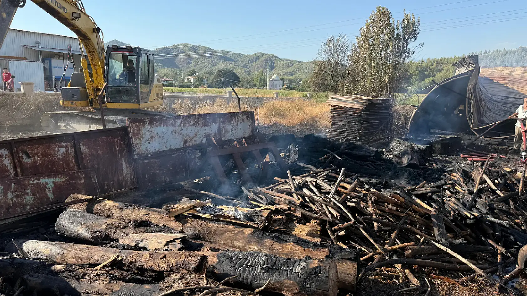 Seydikemer'de kereste deposundaki yangın kontrol altına alındı