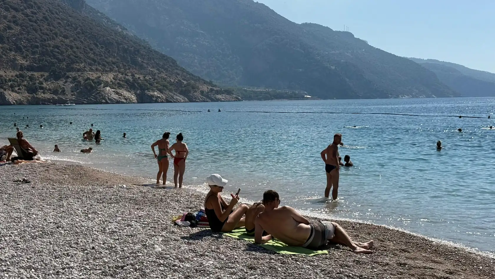 Ölüdeniz'de Güzel Havanın Tadını Çıkarıp Denize Girdiler