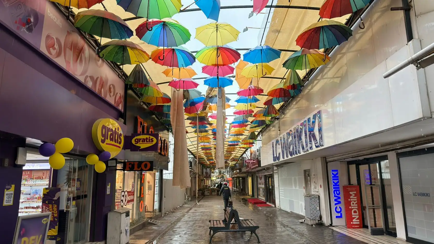 Fethiye'de şiddetli yağışta şemsiyeli sokak zarar gördü