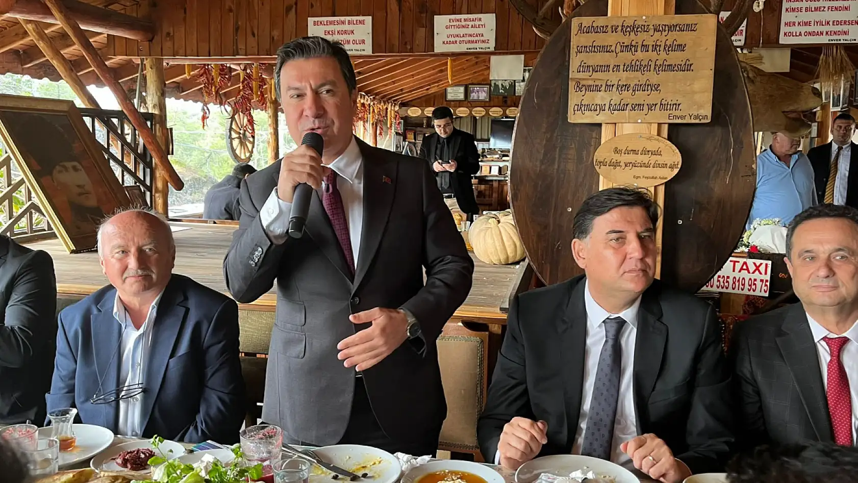 Muğla Büyükşehir Belediye Başkanı Ahmet Aras Fethiye'de Muhtarlarla Görüştü