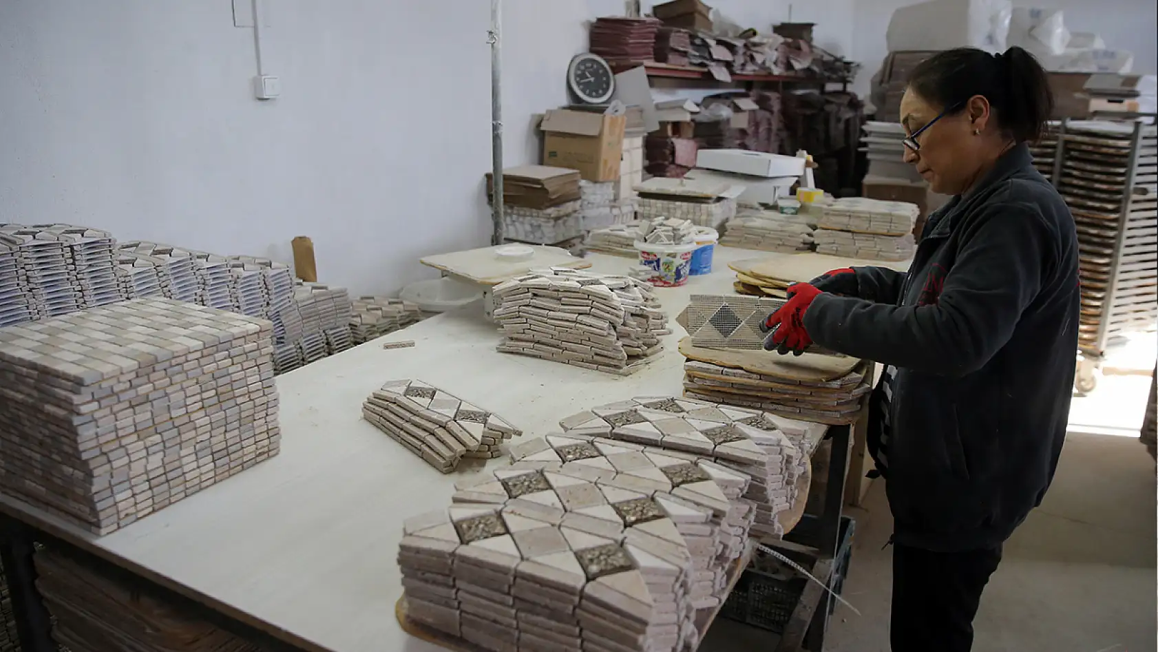 Muğla'da kadınlar ekmeklerini mermerden çıkartıyor