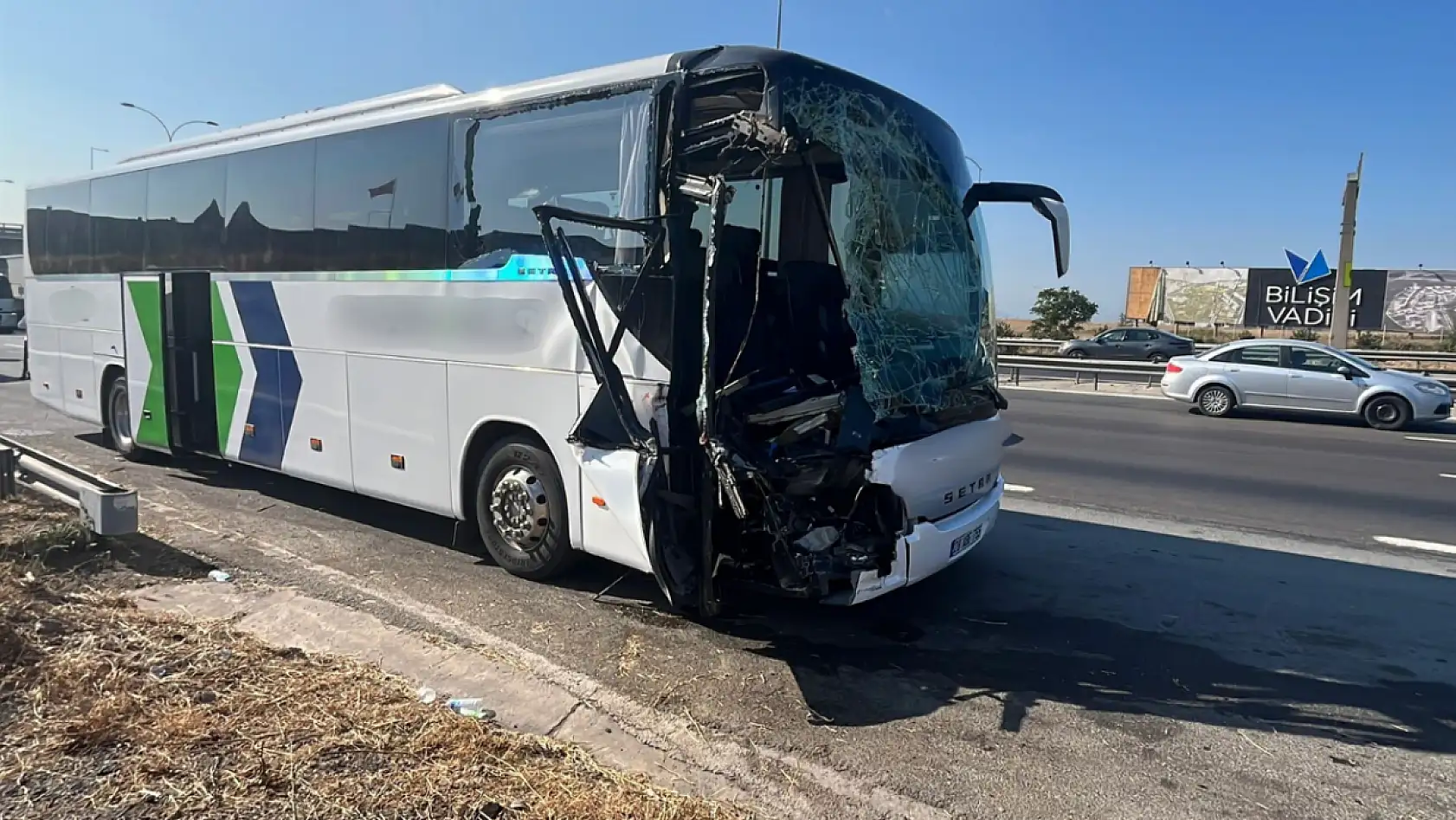 TEM'de yolcu otobüsü kamyona çarptı: 1'i ağır 7 yaralı
