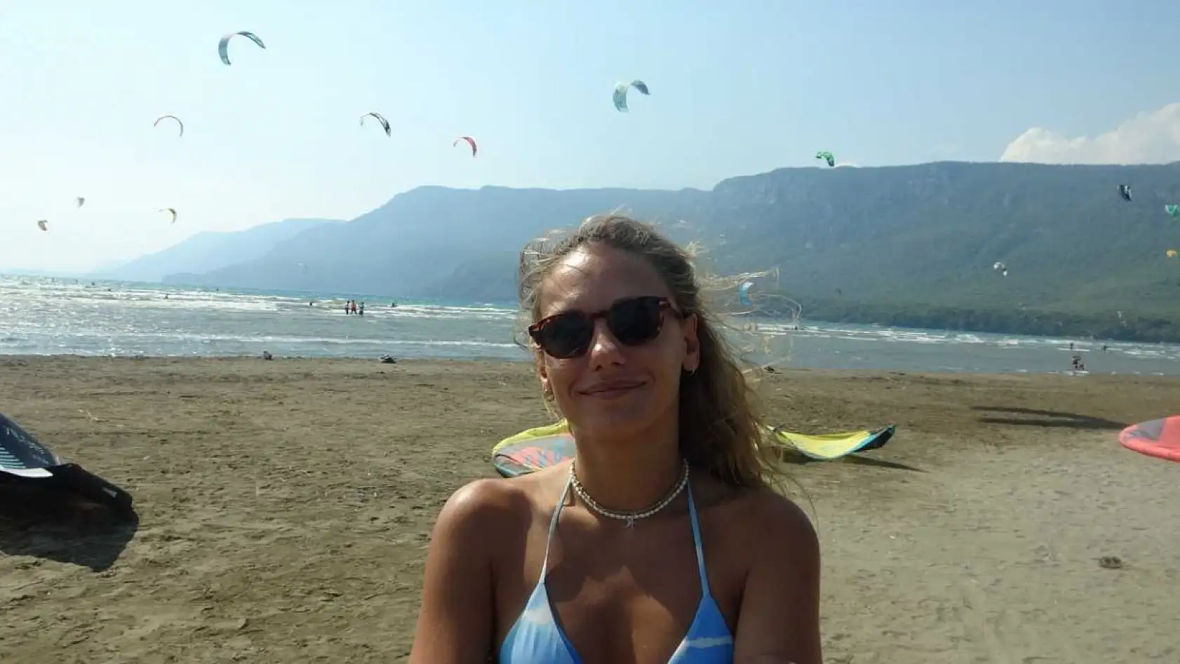 Oyuncu Deniz'den Akyaka'ya övgü: 'Uçurtma sörfü için mükemmel bir yer'