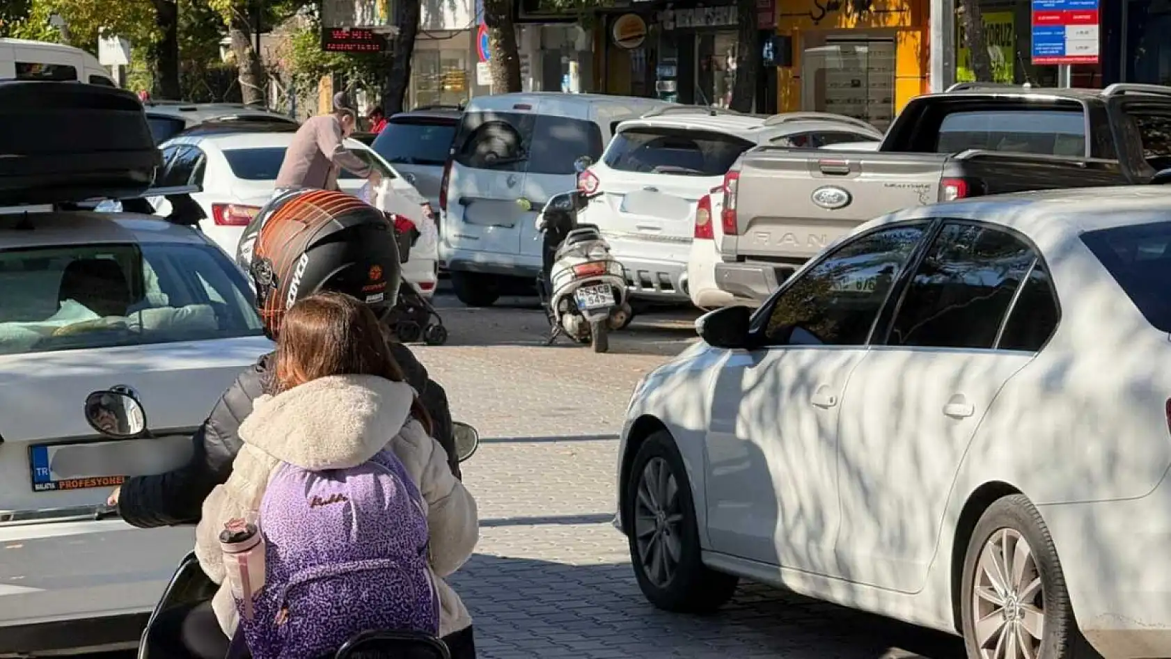 Fethiye Atatürk Caddesi'nde çift sıra park sorunu trafiği felç ediyor
