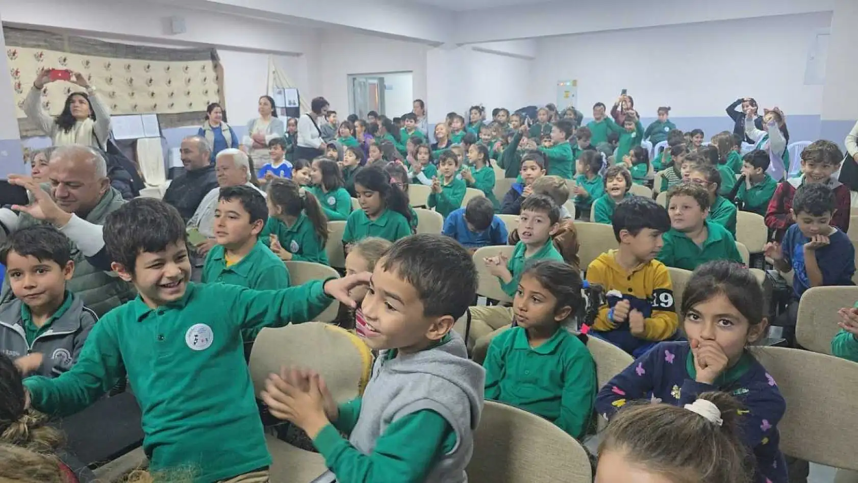 Ramazan Kıvrak, Fethiye'de öğrencilerle yöre kültürünü paylaştı