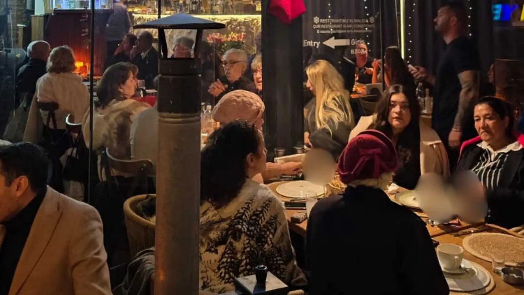 Fethiye'de sanat gecesi sürprizle taçlandı: Selin Köktener'e doğum günü kutlaması