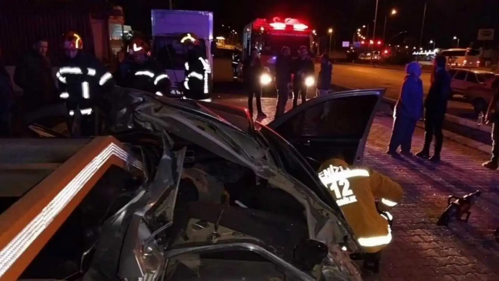 Otomobil park halindeki tırın dorsesine çarptı: 1 ölü 1 yaralı