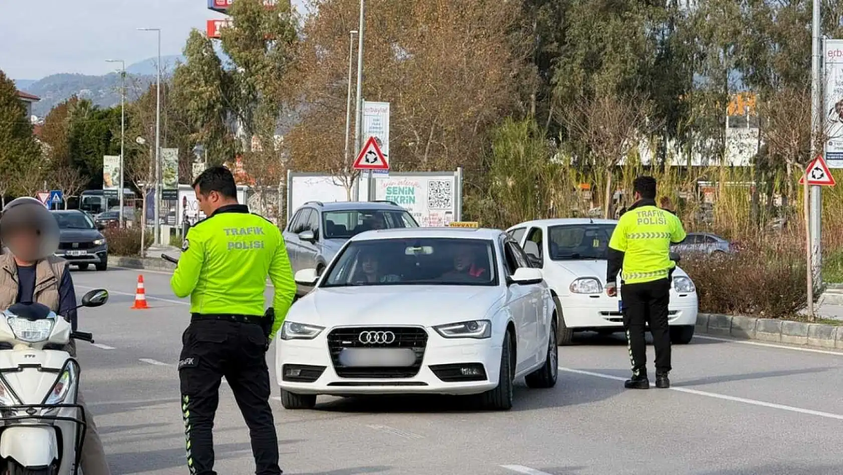 Fethiye'de Şehit Fethibey Parkı önünde motosiklet ve araçlara polis uygulaması