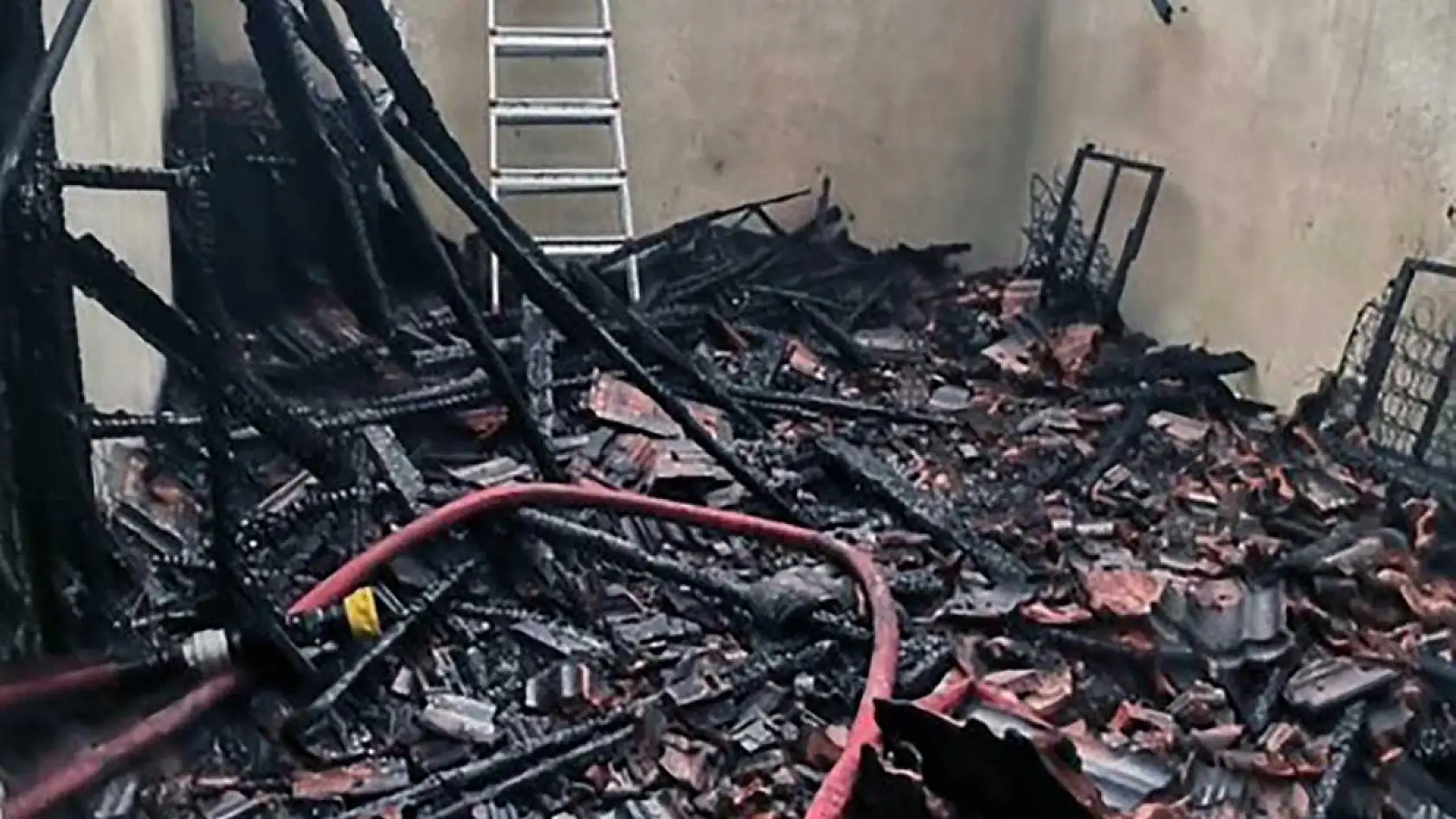 Köyceğiz'de çatıda başlayan yangında ev tamamen yandı