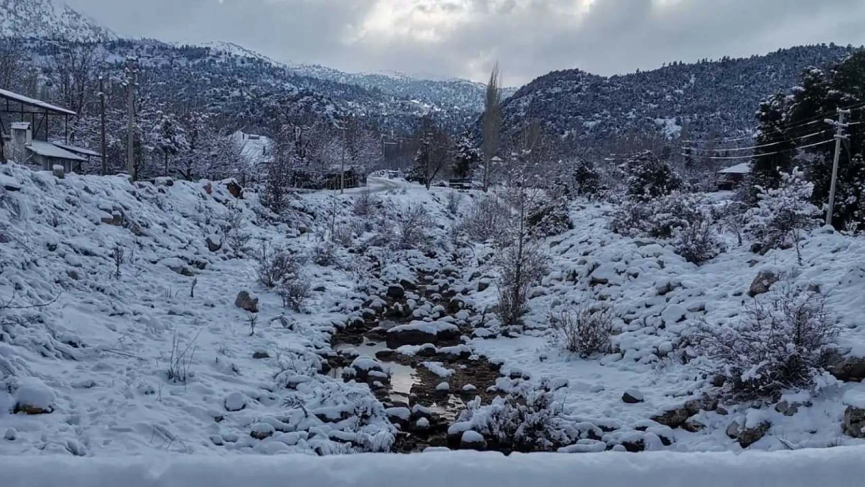 Seydikemer Yayla Temel Mahallesi'nden kar manzaraları
